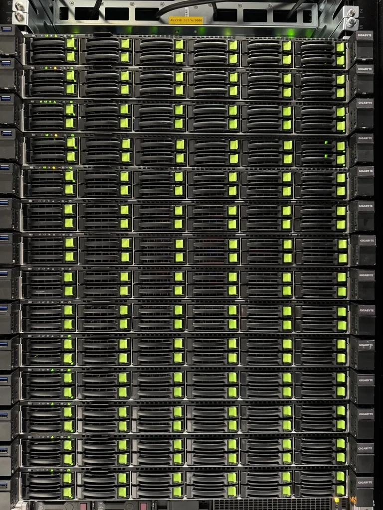 Armadio di server accesi, visti di fronte