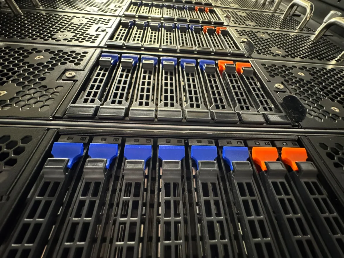 Alloggiamenti dei dischi di un server, visti da vicino