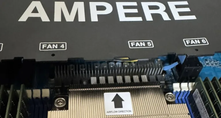 Scheda di un server con i banchi di memoria
